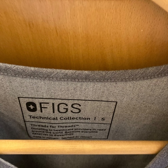 Figs Women’s Catarina One Pocket Scrub Top Graphite Gray size Small Core Color - Picture 10 of 11